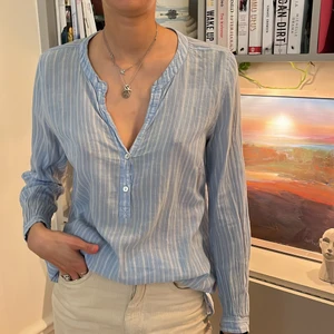 Skjorta  - Randig skjorta som passar perfekt nu till sommaren! Frakt tillkommer 🥰