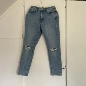 Helt oanvända jeans endast testade 1 gång.                        Nypris 499kr