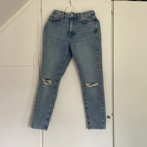Gina tricot dagny mom jeans  - Helt oanvända jeans endast testade 1 gång.                        Nypris 499kr