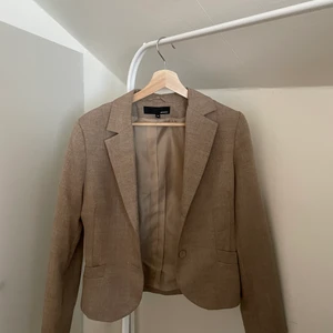 Beige kavaj från H&M - Kavajen är i storlek 38 men ganska liten i storleken. Jag skulle säga att den passar mer som en 34. 