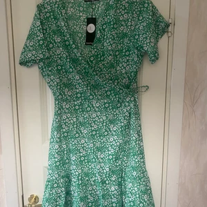 Omlottklänning från boohoo - En oanvänd klänning från boohoo i storlek 46 men ganska liten i passformen skulle nog vara bättre till en 42:)