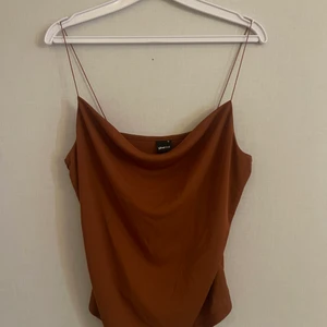 Brun/orange topp - Jätte fin & bekväm topp. Max använd 3 gånger. Säljer på grun av att den inte kommer till användning längre