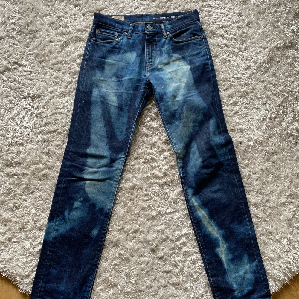 Bleachade Levis Jeans som ej kommer till användning. Väldigt bra skick. Buda. Jeans & Byxor.