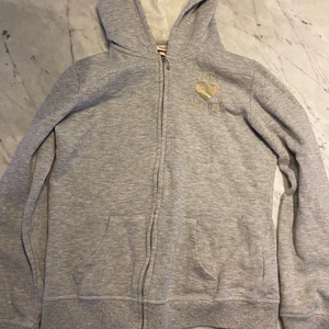 Juicy Couture hoodie - Grå Juicy Couture hoodie. Knappt använd i bra skick. Storlek 12/14 år.