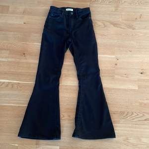 Mjuka stechgia jeans, använt 1 gång❤️Jag är 1.55 och jag tycker att dom är lite korta i benen så jag rekommenderar till dig som är under 1.55❤️Ett fint skick❤️