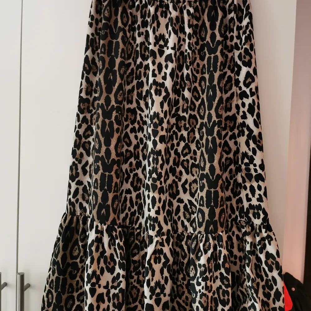 Snygg och tunnare leopard kjol med voland nertill. I absolut nyskick. Frakt ingår . Kjolar.