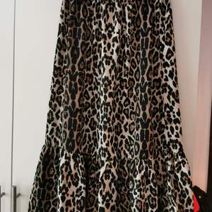 Snygg och tunnare leopard kjol med voland nertill. I absolut nyskick. Frakt ingår 