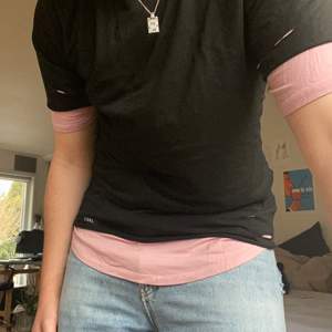 Elastisk t-shirt gjord av en rosa o en svart över varandra. Italiensk märke, CSBL, köpt i Italien. Storlek l, tightare då materialet stretchar.