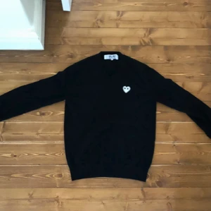 COMME de GARCONS stickad tröja - M - En svart stickad tröja från COMME de GARCONS play i mycket bra skick! Knappt använd. Skriv om ni har funderingar eller frågor! Ny pris 2500-3000kr