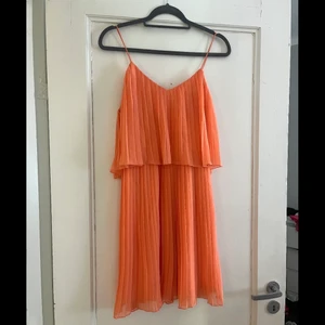 Klänning nelly - Storlek 36 ifrån Nelly eve. Endast använd 2 gånger, superfint skick. Passar både storlek XS och S. Kan mötas upp eller frakta spårbart 💕 nypris 399.  