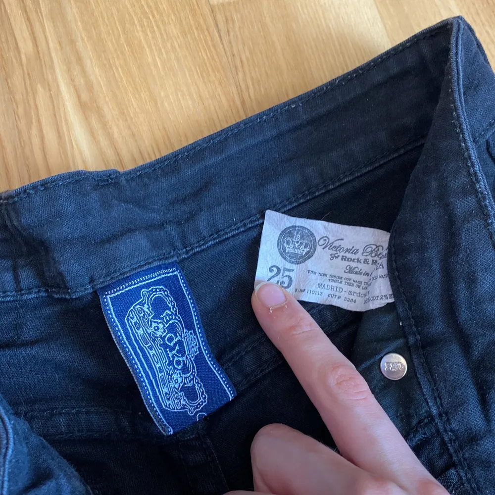 Svarta jeans ifrån Victoria Beckham/ rock&republic! Kronor på fickorna och storlek 25/xs!. Jeans & Byxor.