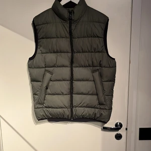 Zara väst - Säljer denna Zara väst använd endast en gång