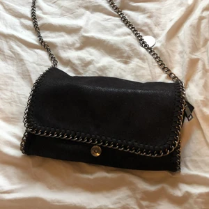 Stella McCartney liknande väska  - INTRESSEKOLL!! Jag funderar på att sälja min Stella McCartney liknande väska. Har en intressekoll för att kolla hur mycket jag kan få för den! Bara seriösa bud läggs!☺️