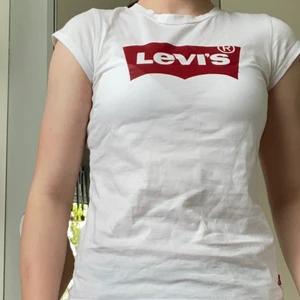 Vit Levis T-shirt Strl 158/Xs  - Änvänd få gånger och är i väldigt bra skick. Säljer den eftersom den är för liten. Säljer till första bästa bud.