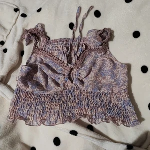 Blommig croptop - Blommig croptop, med fina detaljer.