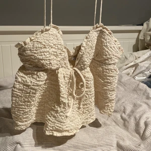 Linne topp Zara - Jättefin topp i storlek S från Zara. Färgen är en kall och fin ljusbeige. Den är helt ny och har inte använts, prislappen sitter kvar. Finns tyvärr ej kvar på Zaras hemsida längre. Toppen är gjord av bland annat linne och har restårband under brösten. Den är tyvärr för liten för mig och glömde returnera den därav att prislappen är kvar. Fortfarande inte såld!