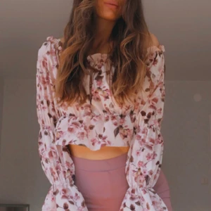 Blommig topp - En blommig topp från nelly i strl S 