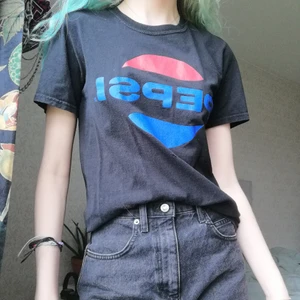 Pepsi tshirt - Trendig Pepsi tröja, en litet igensytt hål på framsidan (bild 3).
