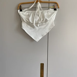 Satintopp  - Vit satintopp med knytning 