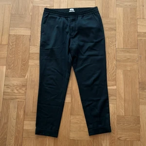 Filippa K Terry pants Storlek 50 - Filippa K Terry Pants i mörk grön färg, storlek 50 som motsvarar L. I fint skick. Hämtas i Malmö eller skickas spårbart 66kr.