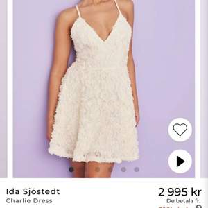 En jätte fin klänning från Ida Sjöstedt, endast använd en gång i knappt en timme vid min skolavslutning. Helt ny tvättad. Storlek 40 men passar mig som har stor byst (70F). 