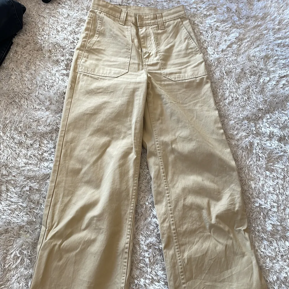 TUVA WORKER PANTS från DRDENIM i färgen desert/beige . Andvänd ett par gånger fast i bra skick men tyvärr har jag växt ifrån de och kan inte ha på mig de längre. . Jeans & Byxor.