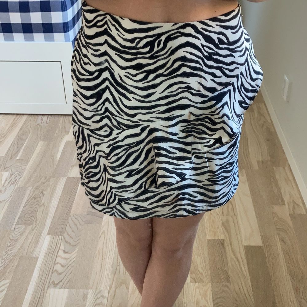 Jättesöt kjol med zebra mönster på från Lindex. Säljer p.g.a att jag har andra kjolar och inte använder denna så mycket längre. 🖤🤍. Kjolar.