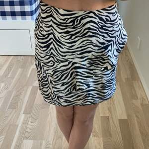 Jättesöt kjol med zebra mönster på från Lindex. Säljer p.g.a att jag har andra kjolar och inte använder denna så mycket längre. 🖤🤍