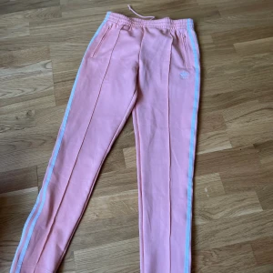 Adidas byxor  - Knappt använda byxor. 