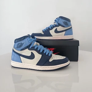 Jordan 1 High Obsidian - Säljer nu mina äkta Jordan 1 Obsidians (nypris ~5000kr). De har blivit använda men är fortfarande i relativt gott skick. Nike originallåda och mörkblåa snören medföljer. Skorna är i storlek 41 (US 8). 