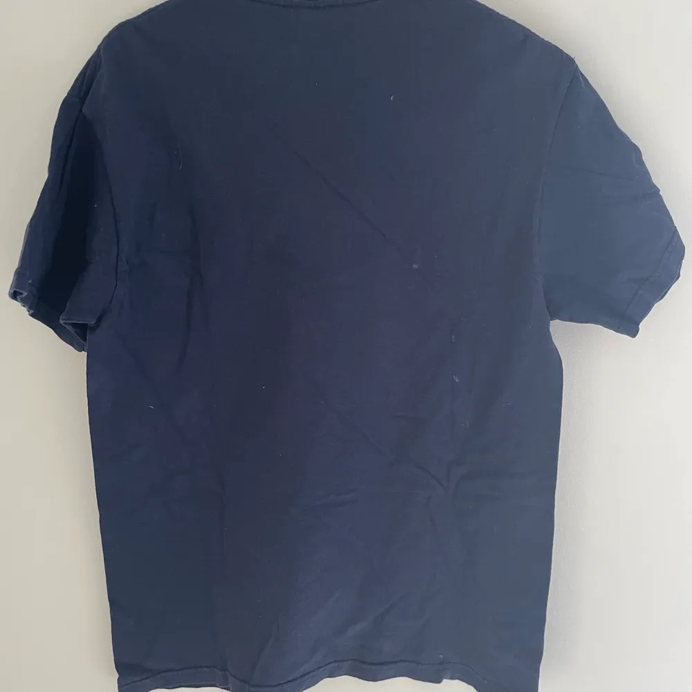 Navy blue/marinblå vintage florida t-shirt. storlek M. Gott skick utan stora tecken på använding.. T-shirts.