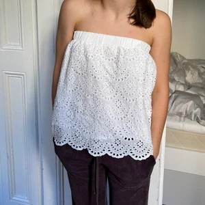  topp - Jättesöt vit topp som också går att använda som kjol💕 Kontakta privat om du har några frågor👍