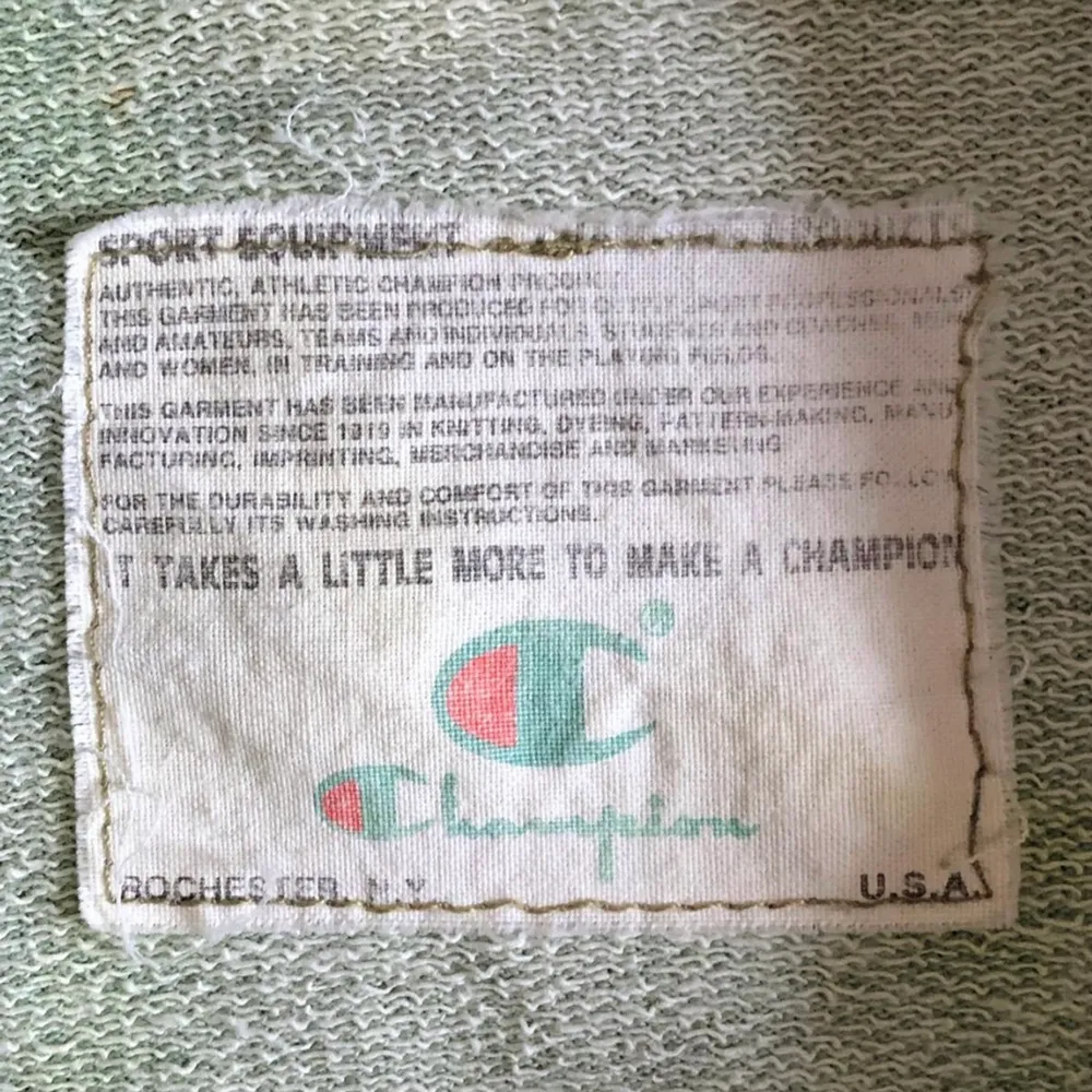 grön vintage tröja / sweater från champion jag köpte på depop för något år sedan men har inte använt mycket. köptes för 500 från italien. materialet är inte tjockt, den är i vintage men fint skick! herrstorlek M så typ en L för tjejer. Hoodies.