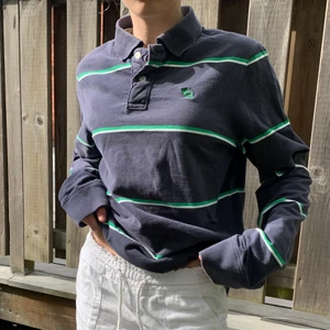 Abercrombie and fitch rugby tröja - Långärmad rugbytröja i marinblått. Storlek M men passar XS-M. Hyfsat tjockt material och inga synliga defekter