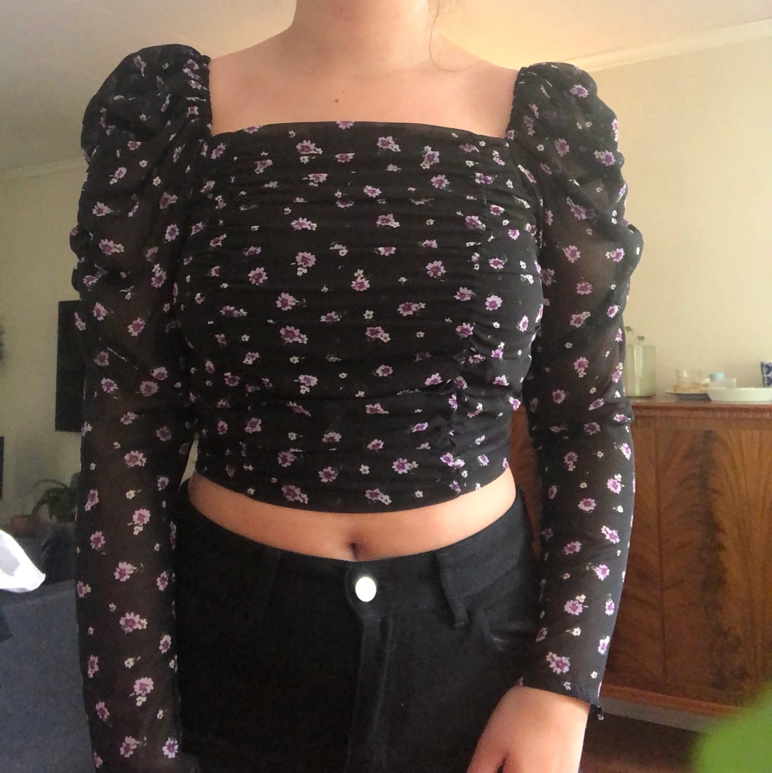 Blus med lila blommor! 