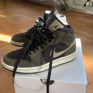 Air Jordan 1  - Säljer nu dessa Air Jordan 1 Mid i snygg färgsättning! Sparsamt använda och fint skick:) kartong & orderbekräftelse finns att få med! 