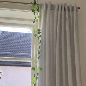 slingerväxter i plast - några få löv har ramlat av men det är inget som märks i längden. plastlinorna är uppdelade och kan hängas från tak till golv. har flera stycken. en slinga kostar 30, köper du två får du de för 50 och köper du fyra får du de för 80! frakt varierar beroende på hur många du köper. men det borde inte överstiga 52