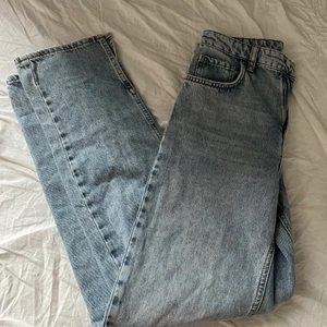 Gina jeans med slits - ANVÄNDA ENDAST EN GÅNG! Jag är 162 och de är lite långa för mig!