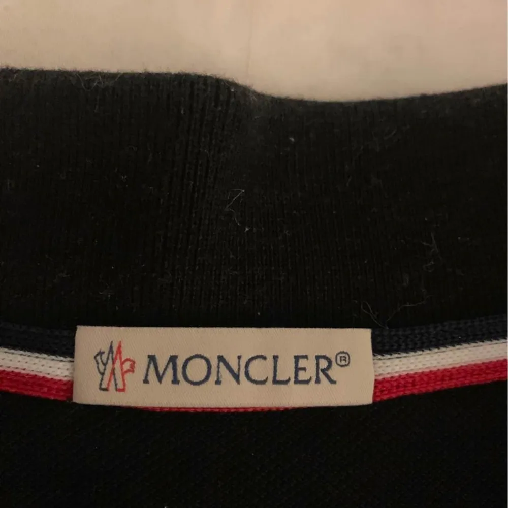 Säljer nu min Moncler pike då jag inte använder lika mycket som den borde användas och vill att det ska bli mer använt av någon annan . Skjortor.