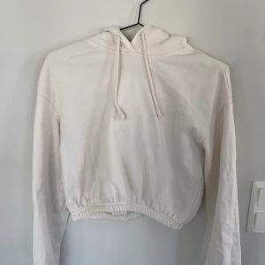 Fin vit hoodie🤍💫 - Säljer en fin vit hoodie som inte kommit till användning. Den är i väldigt bra skick då jag bara har använt den väldigt få gånger🤍💫 st XS