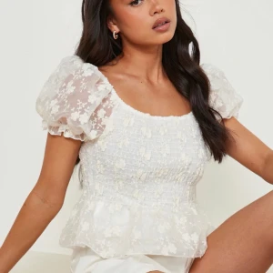 Vit topp - Säljer denna toppen. Sitter fint bara testat en gång men var inte min grej 💞💞💞