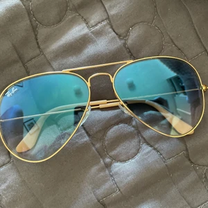 Ray Ban Aviator solglasögon  - Äkta! Väldigt fina och i jättebra skick. Riktiga priset 1790 kr, säljer för 900 kr. Tyvärr har jag ingen fodral till de. Skriv till mig om mer info