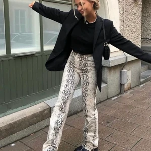 Zara jeans - Köpta för länge sedan men har bara legat i garderoben och kommit till användning fåtal gånger💗lånade bilder! 