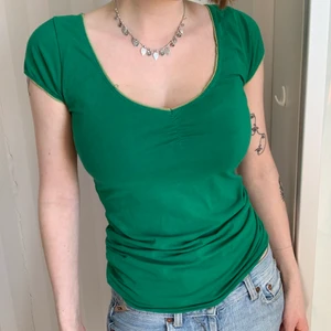 Grön topp från Indiska - Jättegullig tröja i den perfekta gröna färgen! Tycker verkligen om denna tröja men det kommer tyvärr inte till så mycket användning:( Storlek M men passar även perfekt på mig som har S, är väldigt stretchig!