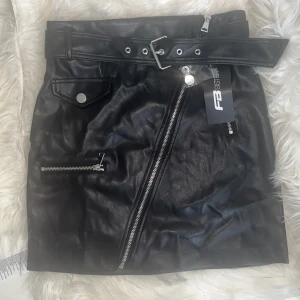 Helt ny skinnkjol - Lite skrynklig för legat gömd i garderoben. Prislappen kvar o aldrig använd 