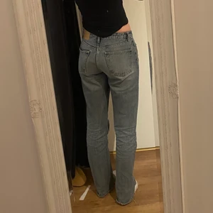 Zara mid rise jeans  - Lägger upp igen pga oseriös köpare!! Säljer nu mina supersnygga zara jeans som tyvärr blivit lite för tighta för mig, storlek 36💕 sprättat sömmen längst ner för att få en ”raw” kant. Jag är 172 och de sitter bra på mig i längden! Jätte fin passform🖤