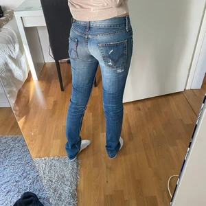 Lågmidjade Levis jeans  - Säljer dessa sjukt snygga lågmidjade Levis jeansen som passsar på xs/S. Jag är 1,70 och de går hela vägen ner till fötterna.💗💗