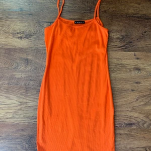 Zaful klänning - Mycket fin orange färg. Storlek M. Knappt använd sitter som ett smäck !!