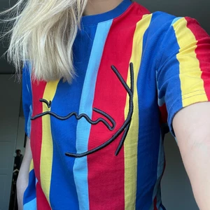 Karl Kani T-Shirt - Säljer denna coola Karl Kani T-Shirt då den inte kommer till användning. Den är i herrstorlek och är i storlek S. Skönt för dig som vill ha en baggy T-Shirt!