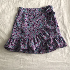 Somrig kjol - En super söt somrig omlott kjol från new yoker. Köpt i somras men anväts väldigt lite därför är den i nyskick, storlek xxs. Kontakta mig om du har någon fråga eller vill ha fler bilder:)